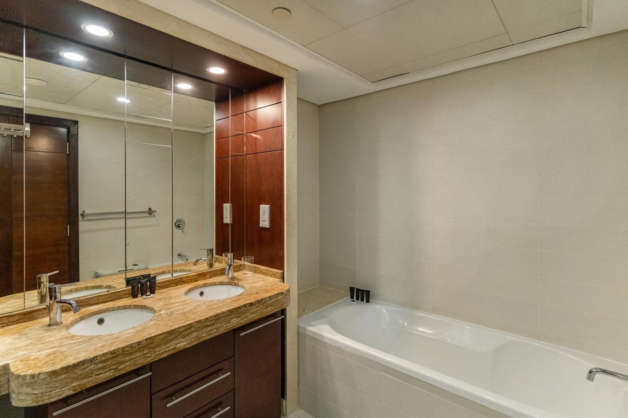 Chic 2Br Apartment, Prime Location Near Dubai Mall - Allsopp&Allsopp エクステリア 写真