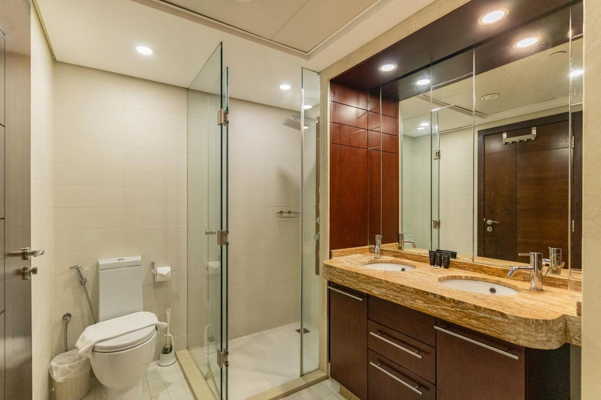 Chic 2Br Apartment, Prime Location Near Dubai Mall - Allsopp&Allsopp エクステリア 写真