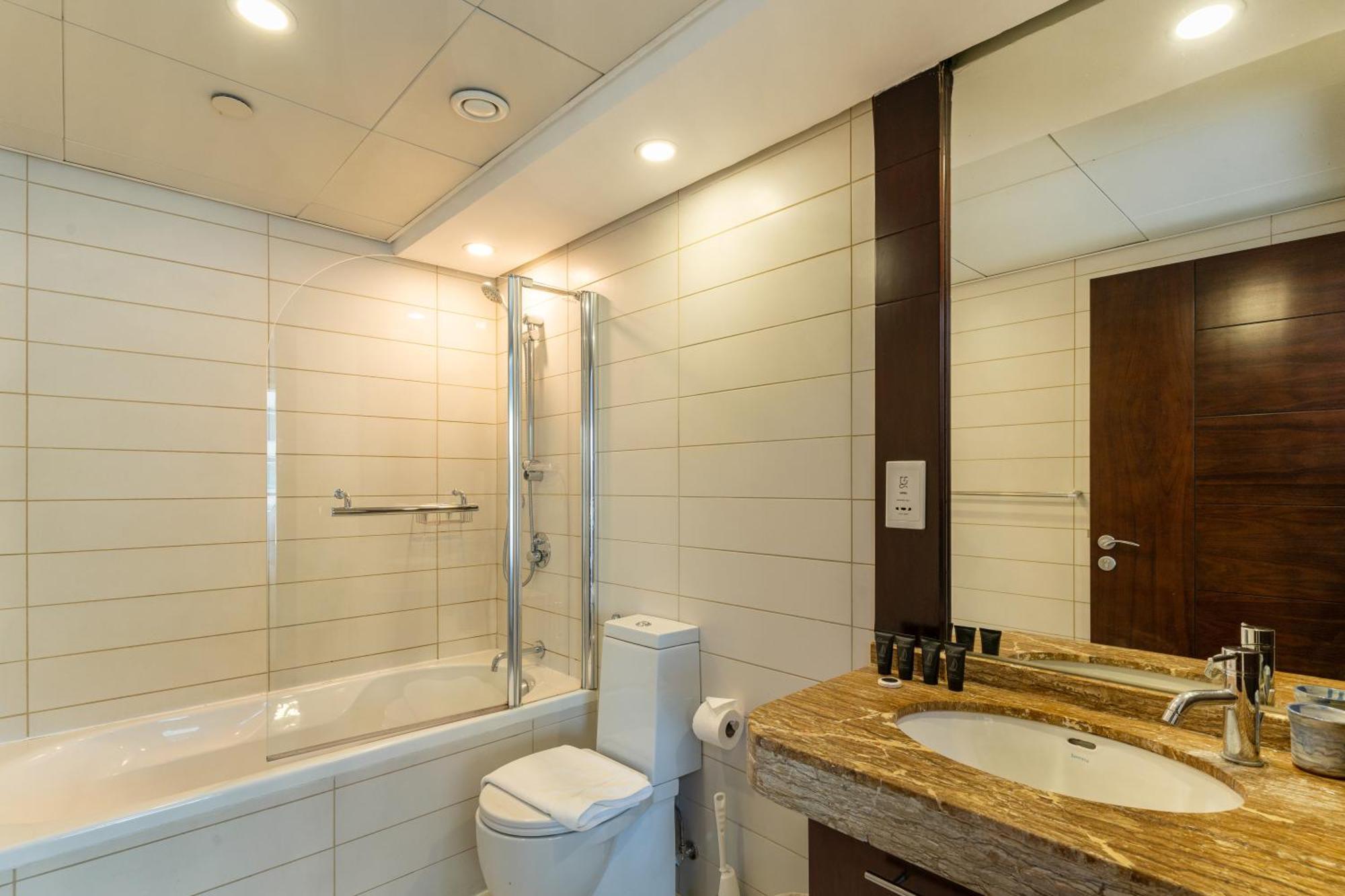 Chic 2Br Apartment, Prime Location Near Dubai Mall - Allsopp&Allsopp エクステリア 写真